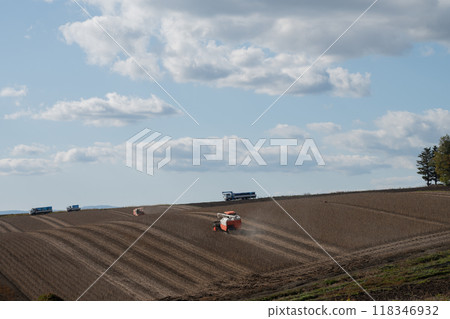 Agricultural work in the autumn field 118346932