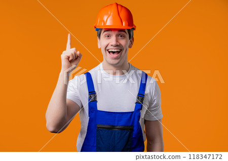 Genius Idea. Resourceful 30S Aged handyman worker or builder man, eureka moment 118347172