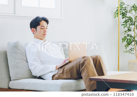 年輕人在沙發上使用電腦 118347410