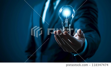 持有明亮燈泡、知識和發現概念的商人 118347474