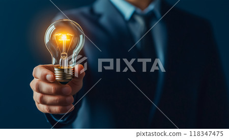 持有明亮燈泡、知識和發現概念的商人 118347475