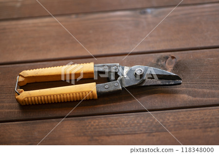 Well-used all-purpose scissors Well-used all-purpose scissors 118348000