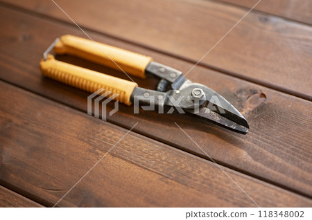 Well-used all-purpose scissors 118348002