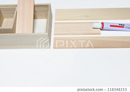 用小片柏木廢料製成的木板製成的工藝品 118348153