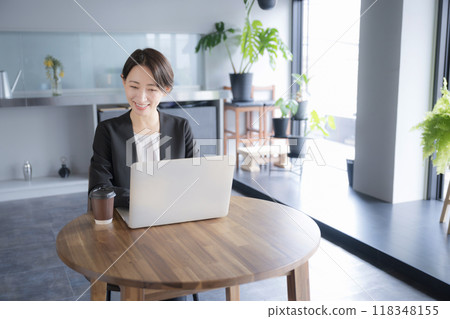 穿著西裝的女人在電腦上工作的商業場景 118348155