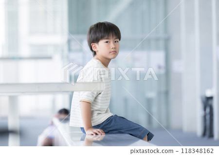 小學男孩回頭看鏡頭 118348162