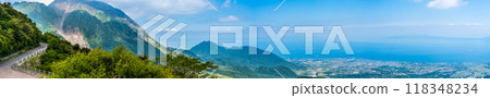 從新綠的仁田峠第二展望台眺望平成新山全景【長崎縣雲仙市】 118348234