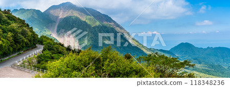 A panorama of the fresh greenery of Mt. Heisei from the Nita Pass Second Observation Point [Unzen City, Nagasaki Prefecture] 118348236