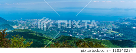從新綠的仁田峠第二展望台眺望全景【長崎縣雲仙市】 118348254
