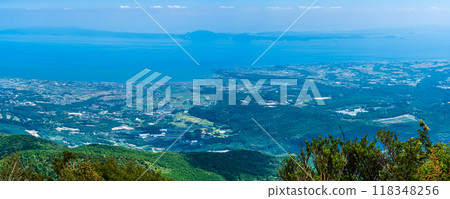 從新綠的仁田峠第二展望台眺望全景【長崎縣雲仙市】 118348256