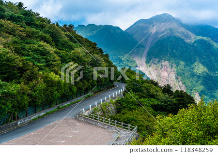 從平成新山仁田峠第二展望台眺望的清新綠色【長崎縣雲仙市】 從平成新山仁田峠第二展望台眺望的清新綠色【長崎縣雲仙市】 118348259