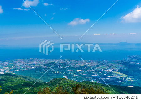從新綠的仁田峠第二展望台眺望的景色【長崎縣雲仙市】 從新綠的仁田峠第二展望台眺望的景色【長崎縣雲仙市】 118348271