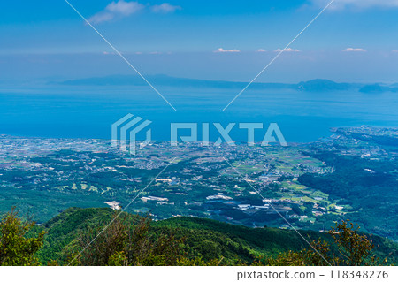 從新綠的仁田峠第二展望台眺望的景色【長崎縣雲仙市】 從新綠的仁田峠第二展望台眺望的景色【長崎縣雲仙市】 118348276