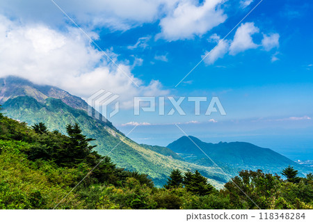 A view of fresh greenery from the Nita Pass Second Observation Point, Heisei Shinzan [Unzen City, Nagasaki Prefecture] 118348284