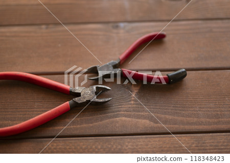 Well-used nippers Well-used nippers 118348423