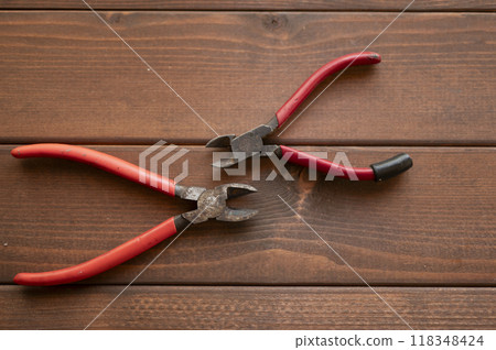 Well-used nippers 118348424