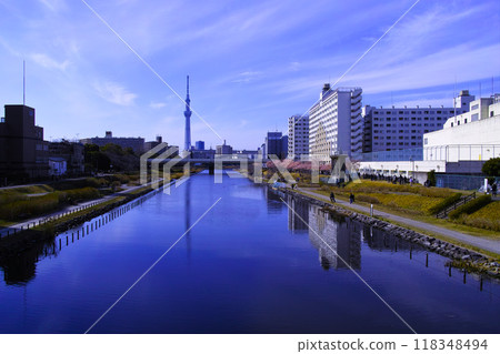 Water surface, Skytree and cherry blossoms 118348494