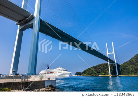 穿過女神大橋的長崎港客船抵達（鋼琴樂園）【長崎市】 118348662
