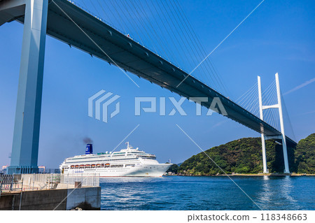 穿過女神大橋的長崎港客船抵達（鋼琴樂園）【長崎市】 118348663