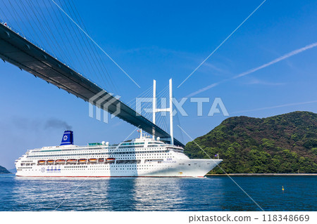 Cruise ship arriving at Nagasaki Port (Piano Land) Passing Megami Bridge [Nagasaki City] 118348669