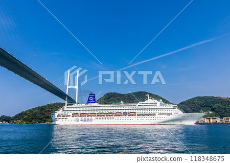 Cruise ship arriving at Nagasaki Port (Piano Land) Passing Megami Bridge [Nagasaki City] 118348675