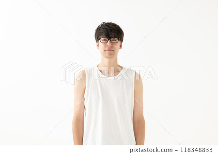 背心飲食肌肉訓練的男人 118348833