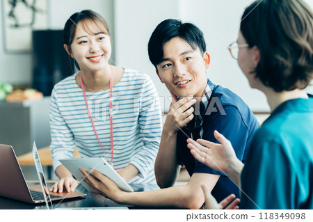 Young engineer working in the office 118349098