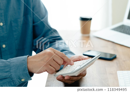 男人的手用計算器計算 118349495