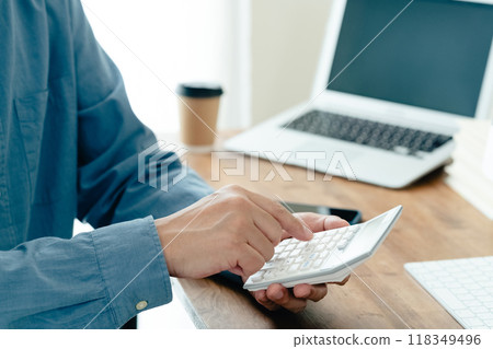 男人的手用計算器計算 118349496