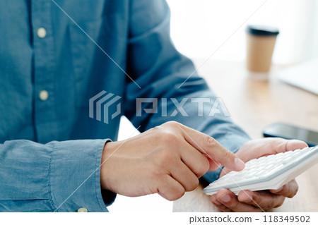 男人的手用計算器計算 118349502