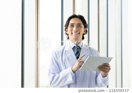 操作平板電腦的白大褂中年男子攝影合作:電波學園教育法人東京電子專門學校 操作平板電腦的白大褂中年男子攝影合作:電波學園教育法人東京電子專門學校 118350537