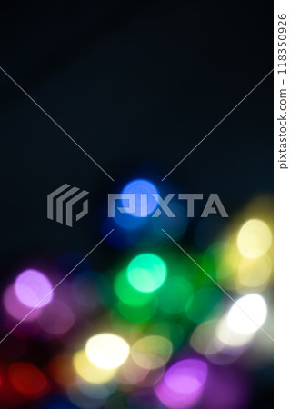 垂直構圖彩色球散景背景 118350926