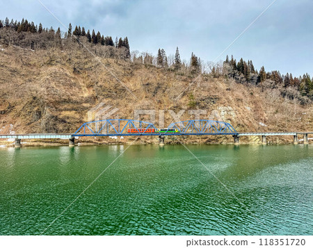 當地火車穿越翠綠的河流 118351720