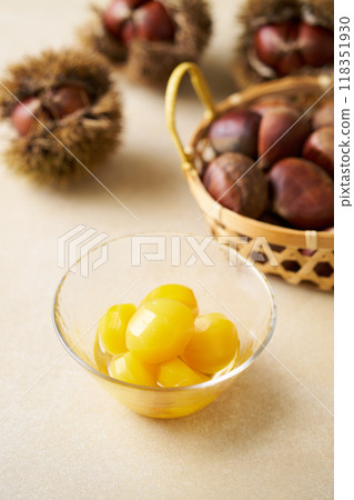 Sweet-baked chestnuts 118351930