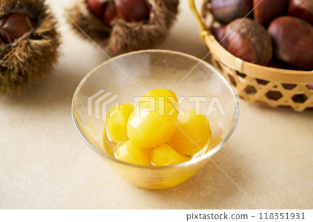 Sweet-baked chestnuts 118351931