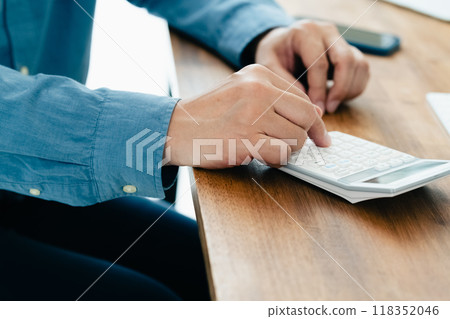 男人的手用計算器計算 118352046