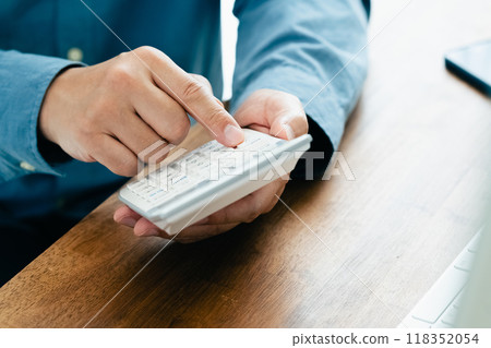 Men's hand calculating with a calculator 118352054