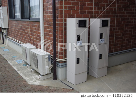 安裝在公寓入口處的投遞箱 118352125