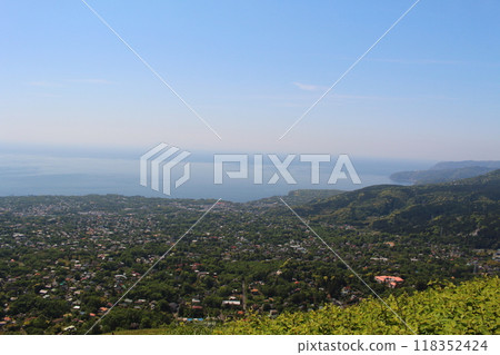 從相模灣大室山頂眺望伊豆半島豐富的自然風光 從相模灣大室山頂眺望伊豆半島豐富的自然風光 118352424