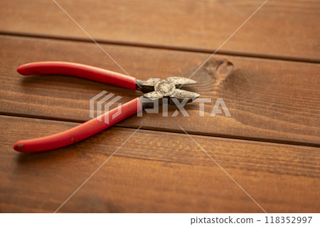 Well-used nippers Well-used nippers 118352997