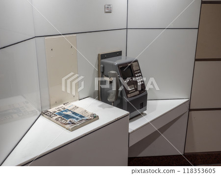 東京城市景觀：安裝在市中心地下通道的數位公用電話 118353605