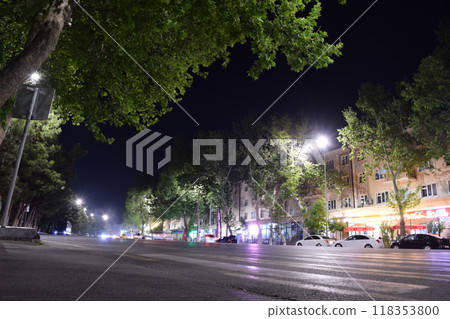 烏茲別克撒馬爾罕雷吉斯坦廣場周圍的夜間娛樂區 118353800