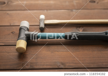 Well-used hammers 118354102