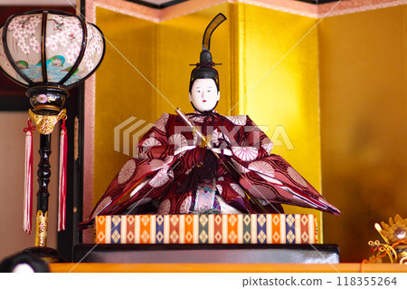 女兒節期間在雛壇舞台上展示的舊皇宮和雛娃娃 118355264