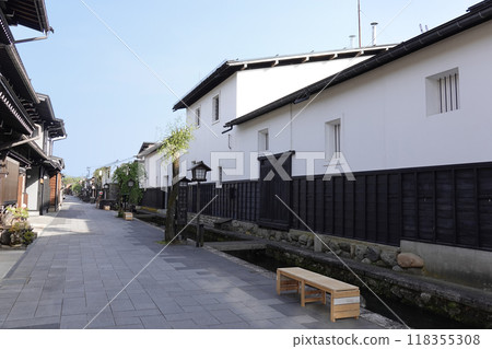 古老的城堡城鎮景觀，有白牆倉庫和鯉魚遊動的水道 118355308