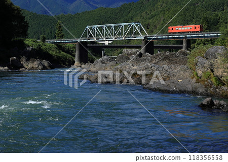 橫穿Nagaragawa河的Nagaragawa鐵路 橫穿Nagaragawa河的Nagaragawa鐵路 118356558