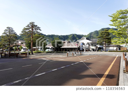 JR飛鎢古川站車站大樓和藍天山脈的全景 118356563
