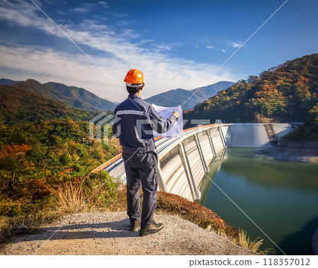 一個人檢查水壩的圖片素材 118357012