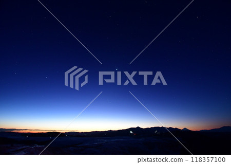 Horizon and starry sky before dawn Horizon and starry sky before dawn 118357100