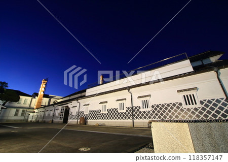 出現在夜空中的純白色酒窖 出現在夜空中的純白色酒窖 118357147